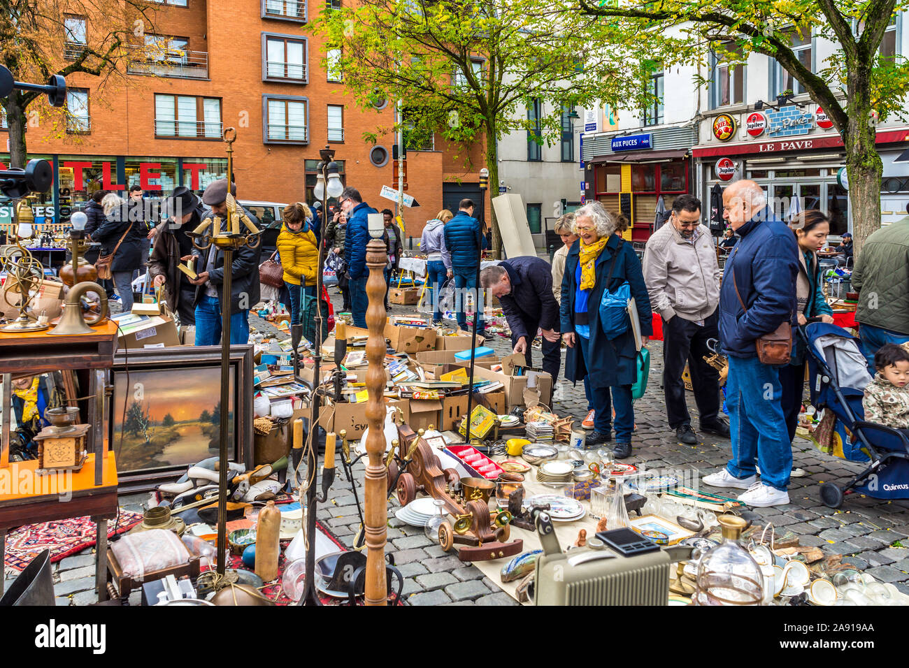 La strada affollata mercato delle pulci - Bruxelles, Belgio. Foto Stock