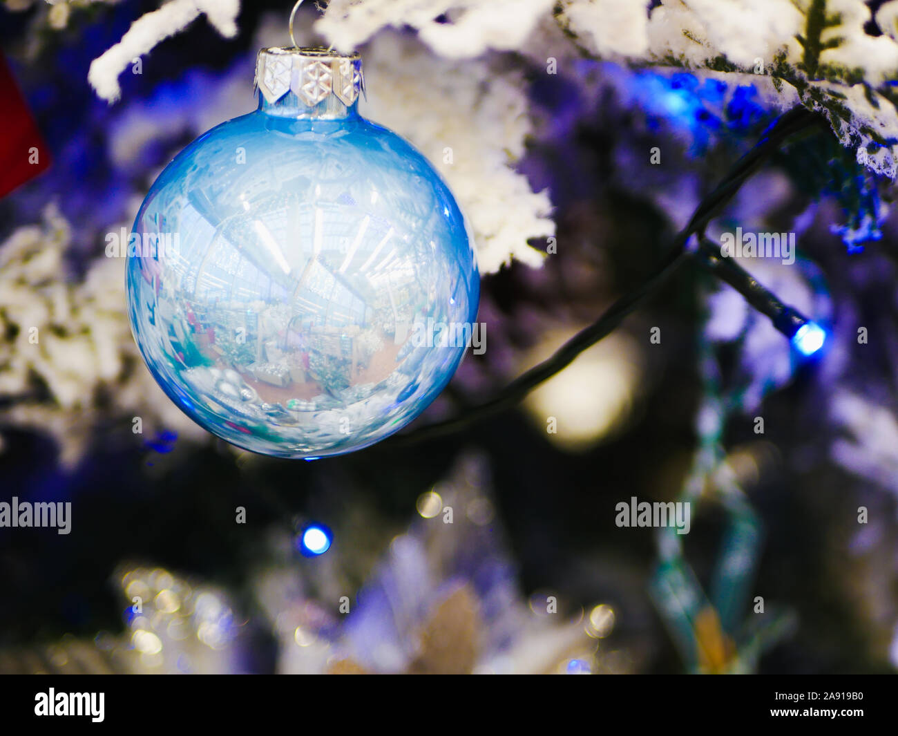 Bianco albero di Natale decorato con giocattoli. Natale e Anno Nuovo interni decorati con presenta e nuovo anno albero Foto Stock