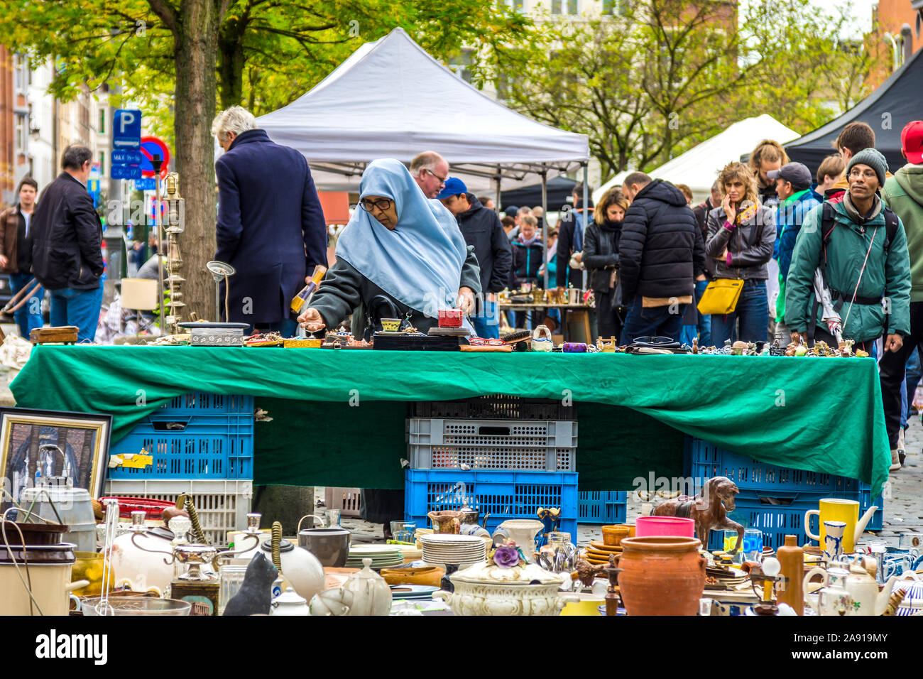 La strada affollata mercato delle pulci - Bruxelles, Belgio. Foto Stock