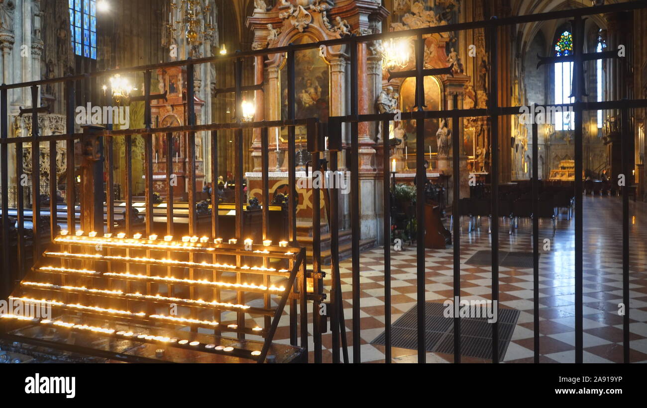 VIENNA, AUSTRIA-ottobre 9, 2017: ardente preghiera votive candele all'interno della cattedrale di Santo Stefano a Vienna Foto Stock