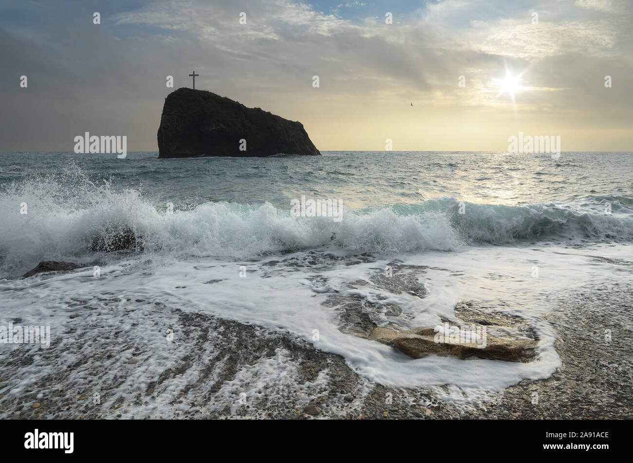 Seascape con storm. Roccia con una croce in mare. Crimea Foto Stock