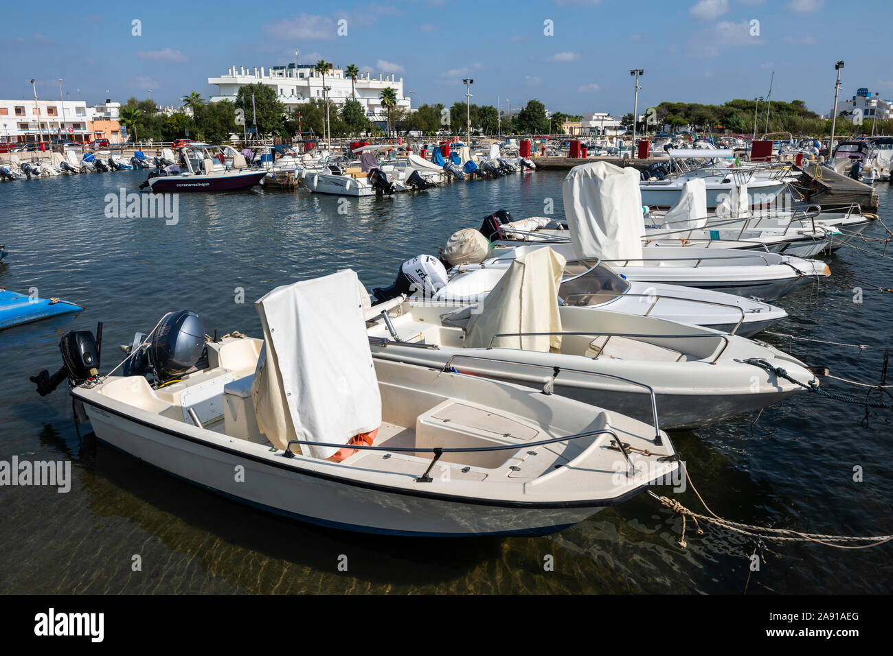 Barche legato nel porto di Torre San Giovanni in Puglia (Puglia) nel Sud Italia Foto Stock