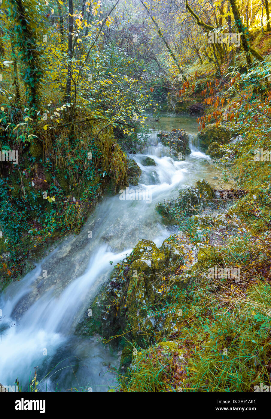 Monte Tancia (Rieti, Italia) - le suggestive cascate del torrente Galantina in le montagne degli Appennini, denominato pozze del Diavolo, durante l'autunno Foto Stock