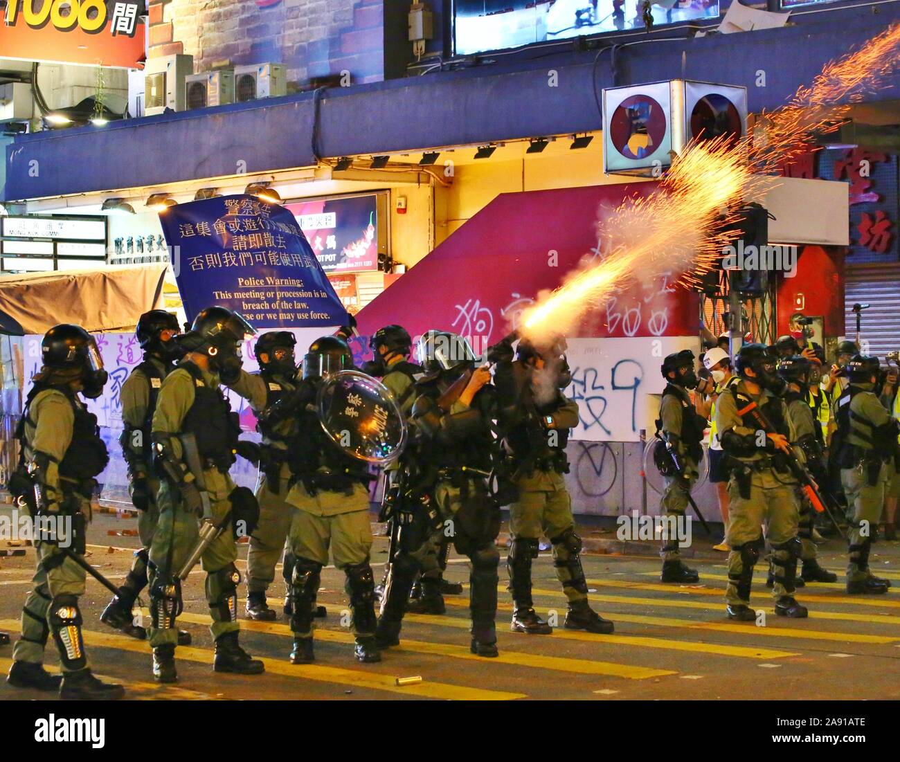 Hong Kong. Xi Nov, 2019. Gravi scontri in diversi quartieri tra dimostranti e polizia a seguito di un manifestante hai ucciso dalla polizia e un uomo è stato dato alle fiamme dai manifestanti durante quello che sembrava essere una controversia. Qui la polizia di tumulto ingranaggio distribuzione gas lacrimogeni. Credito: Gonzales foto/Alamy Live News Foto Stock