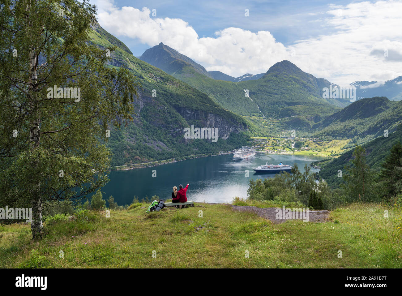 Il Geirangerfjord crociera. Una favola dal fiordo. Giovane gode di una vista maestosa in Norvegia. Nei pressi della località turistica di Geiranger Foto Stock