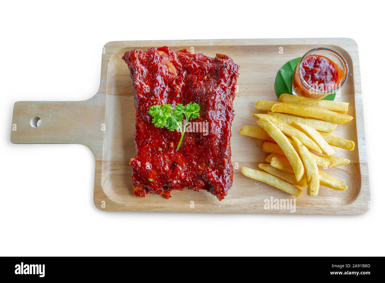 Barbecue Costine di maiale con patate fritte isolati su sfondo bianco, percorso di clipping incluso Foto Stock