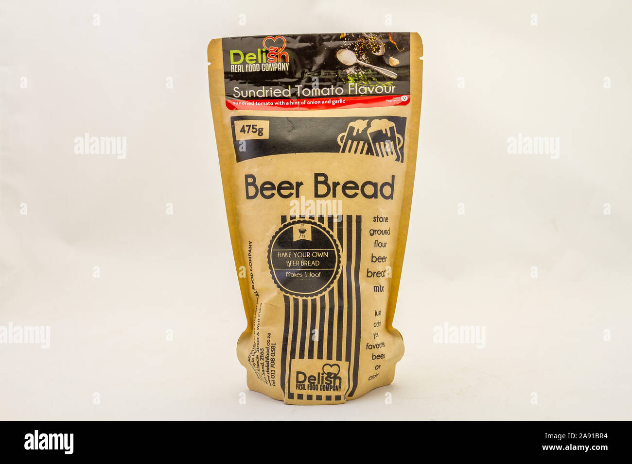 Alberton, Sud Africa - un pacchetto di pane alla birra ready mix da una delizia il Real Food Company isolato su una chiara immagine di sfondo con spazio di copia Foto Stock