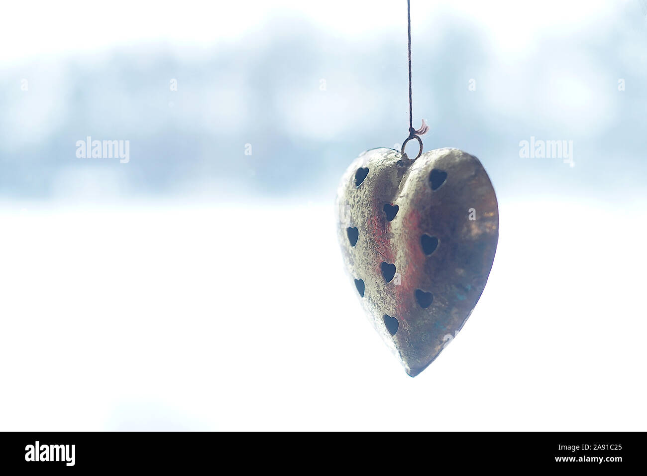 Color bronzo cuore con fori heartshaped nella finestra Foto Stock
