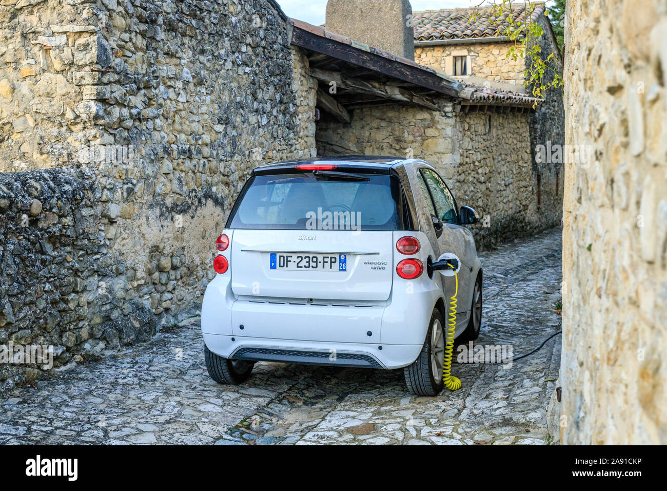 Francia, Drome, Mirmande, etichettati Les Plus Beaux Villages de France (i più bei villaggi di Francia), l'auto elettrica di ricarica in una strada della Foto Stock