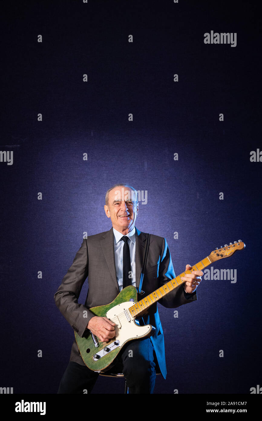 Francesco Rossi di Status Quo pone con il suo verde Fender Telecaster chitarra durante un photocall presso Bonham's auction house, Londra. Rossi la chitarra è stimato per il fetch £100.000 a 150.000 £ come parte di Bonhams' memorabilia di intrattenimento vendita. Foto di PA. Picture Data: martedì 12 novembre, 2019. Vedere PA STORIA vendita Bonhams. Foto di credito dovrebbe leggere: Dominic Lipinski/PA FILO Foto Stock