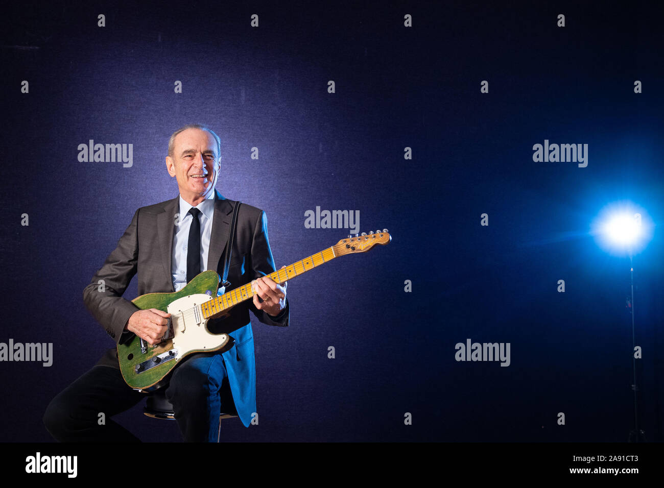 Francesco Rossi di Status Quo pone con il suo verde Fender Telecaster chitarra durante un photocall presso Bonham's auction house, Londra. Rossi la chitarra è stimato per il fetch £100.000 a 150.000 £ come parte di Bonhams' memorabilia di intrattenimento vendita. Foto di PA. Picture Data: martedì 12 novembre, 2019. Vedere PA STORIA vendita Bonhams. Foto di credito dovrebbe leggere: Dominic Lipinski/PA FILO Foto Stock