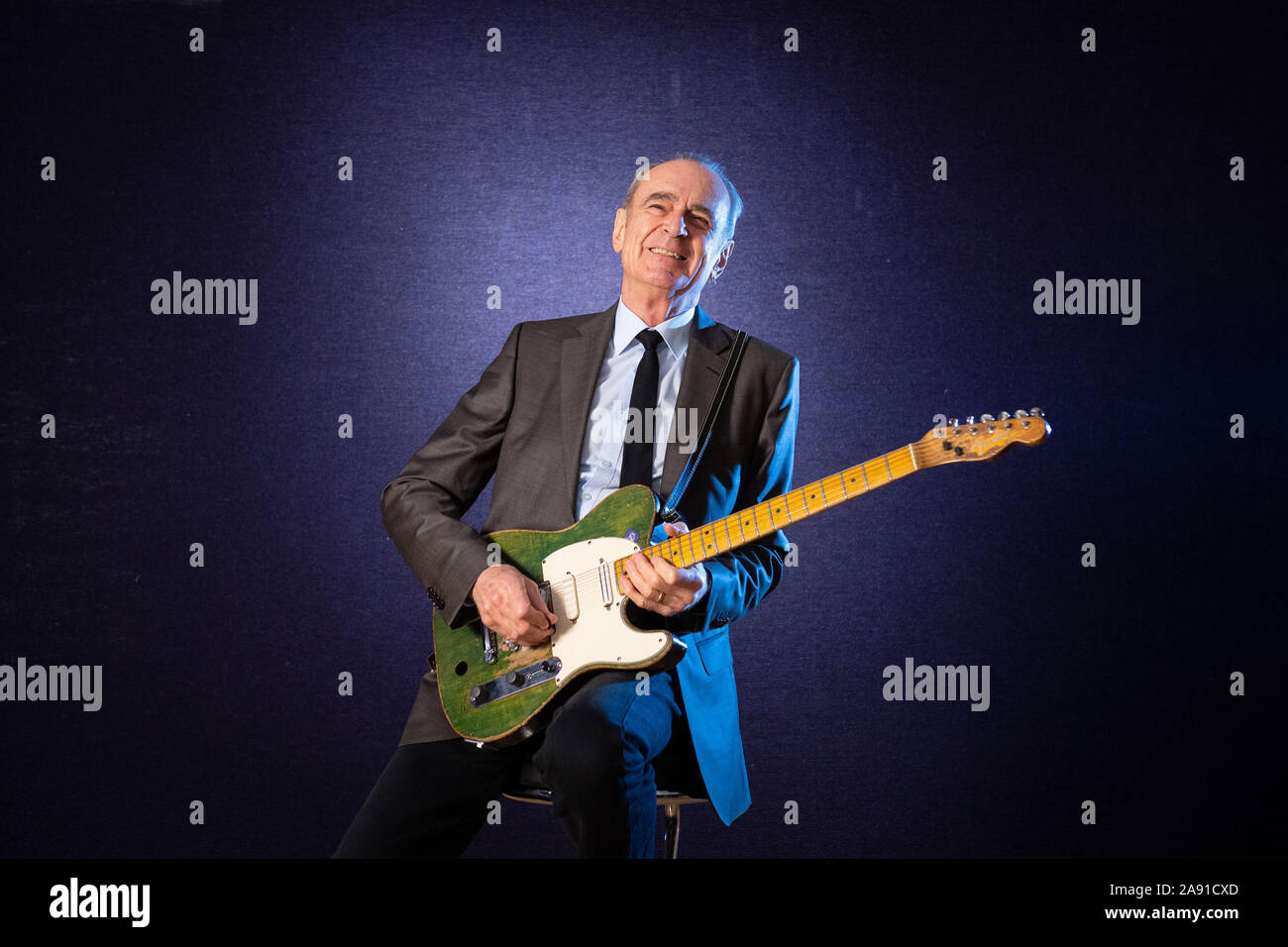 Francesco Rossi di Status Quo pone con il suo verde Fender Telecaster chitarra durante un photocall presso Bonham's auction house, Londra. Rossi la chitarra è stimato per il fetch £100.000 a 150.000 £ come parte di Bonhams' memorabilia di intrattenimento vendita. Foto di PA. Picture Data: martedì 12 novembre, 2019. Vedere PA STORIA vendita Bonhams. Foto di credito dovrebbe leggere: Dominic Lipinski/PA FILO Foto Stock