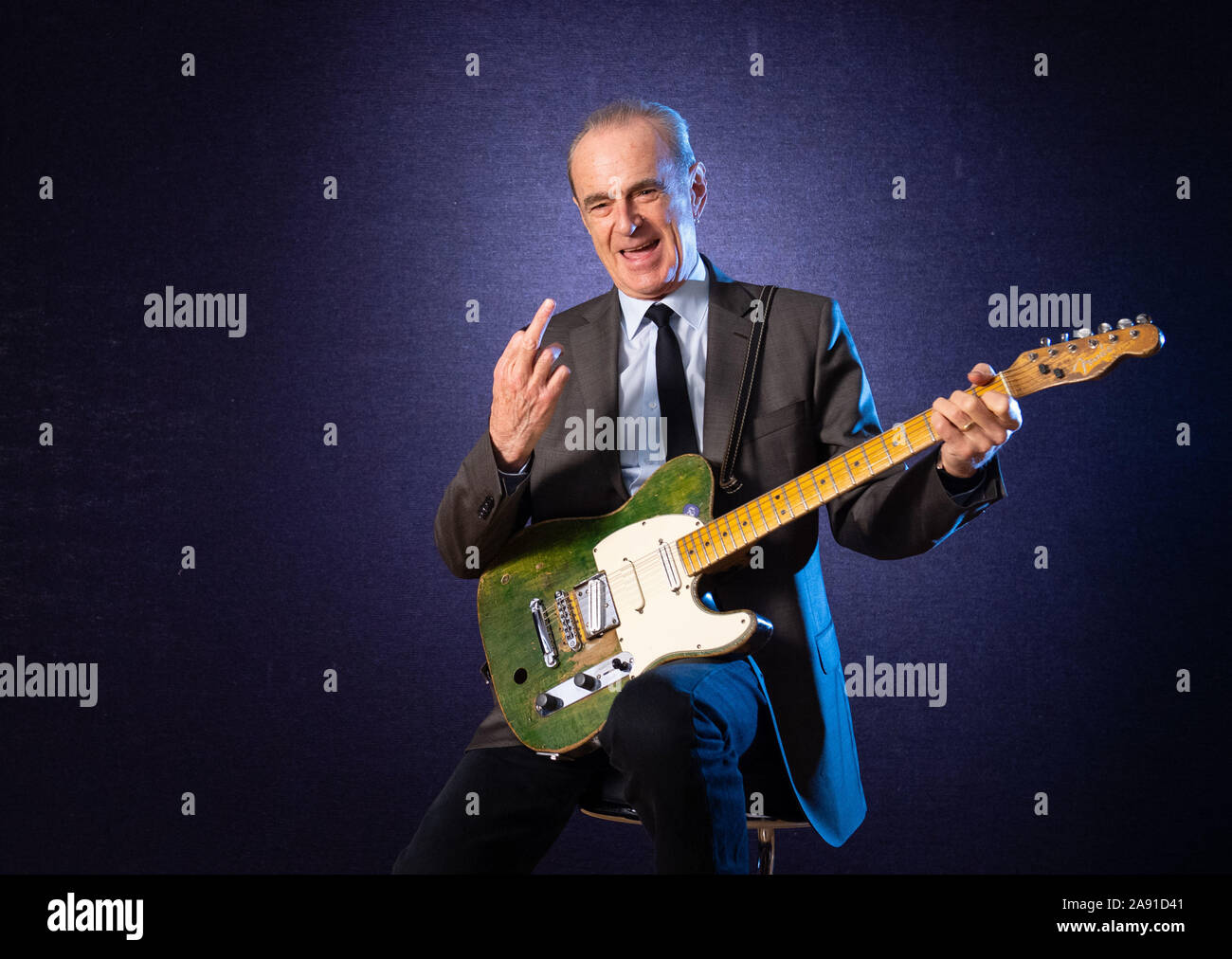 Francesco Rossi di Status Quo pone con il suo verde Fender Telecaster chitarra durante un photocall presso Bonham's auction house, Londra. Rossi la chitarra è stimato per il fetch £100.000 a 150.000 £ come parte di Bonhams' memorabilia di intrattenimento vendita. Foto di PA. Picture Data: martedì 12 novembre, 2019. Vedere PA STORIA vendita Bonhams. Foto di credito dovrebbe leggere: Dominic Lipinski/PA FILO Foto Stock