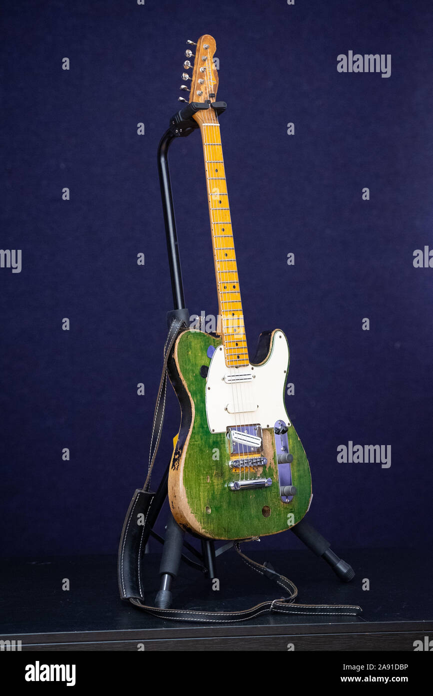 Vista generale di Francesco Rossi di Status Quo's green Fender Telecaster chitarra, che viene stimato per recuperare £100.000 a 150.000 £ come parte di Bonhams' memorabilia di intrattenimento vendita. Foto di PA. Picture Data: martedì 12 novembre, 2019. Vedere PA STORIA vendita Bonhams. Foto di credito dovrebbe leggere: Dominic Lipinski/PA FILO Foto Stock