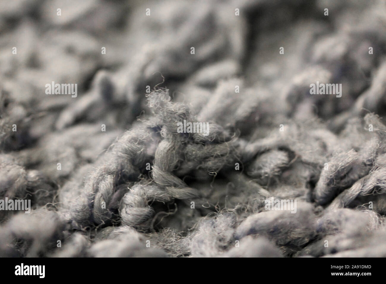 La fotografia macro di grigio moquette a pelo lungo. Home tessile interno close up Foto Stock