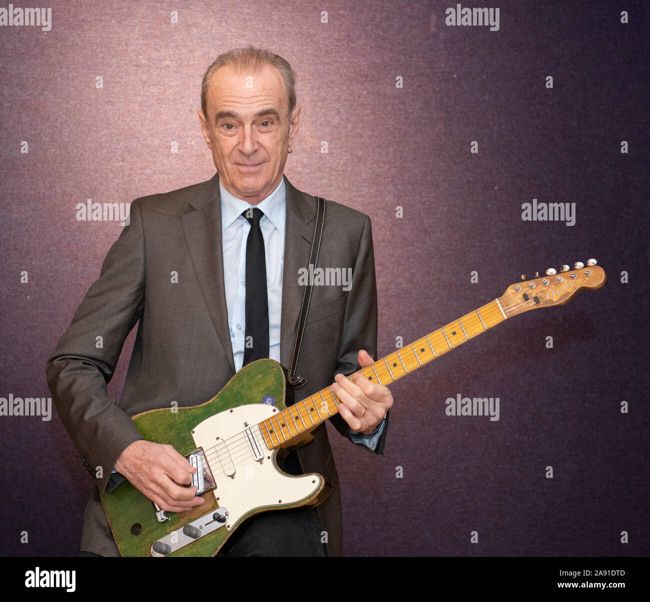 Bonhams, Londra, Regno Unito. 12 novembre 2019. Francesco Rossi di Status Quo presenta il suo verde Fender Telecaster chitarra, originariamente acquistate per £75, e del musicista di proprietà per più di cinquant'anni, stimato a £ 100,000-150,000, per l'intrattenimento Memorabilia vendita svolge il 17 dicembre. Credito: Malcolm Park/Alamy Live News. Foto Stock