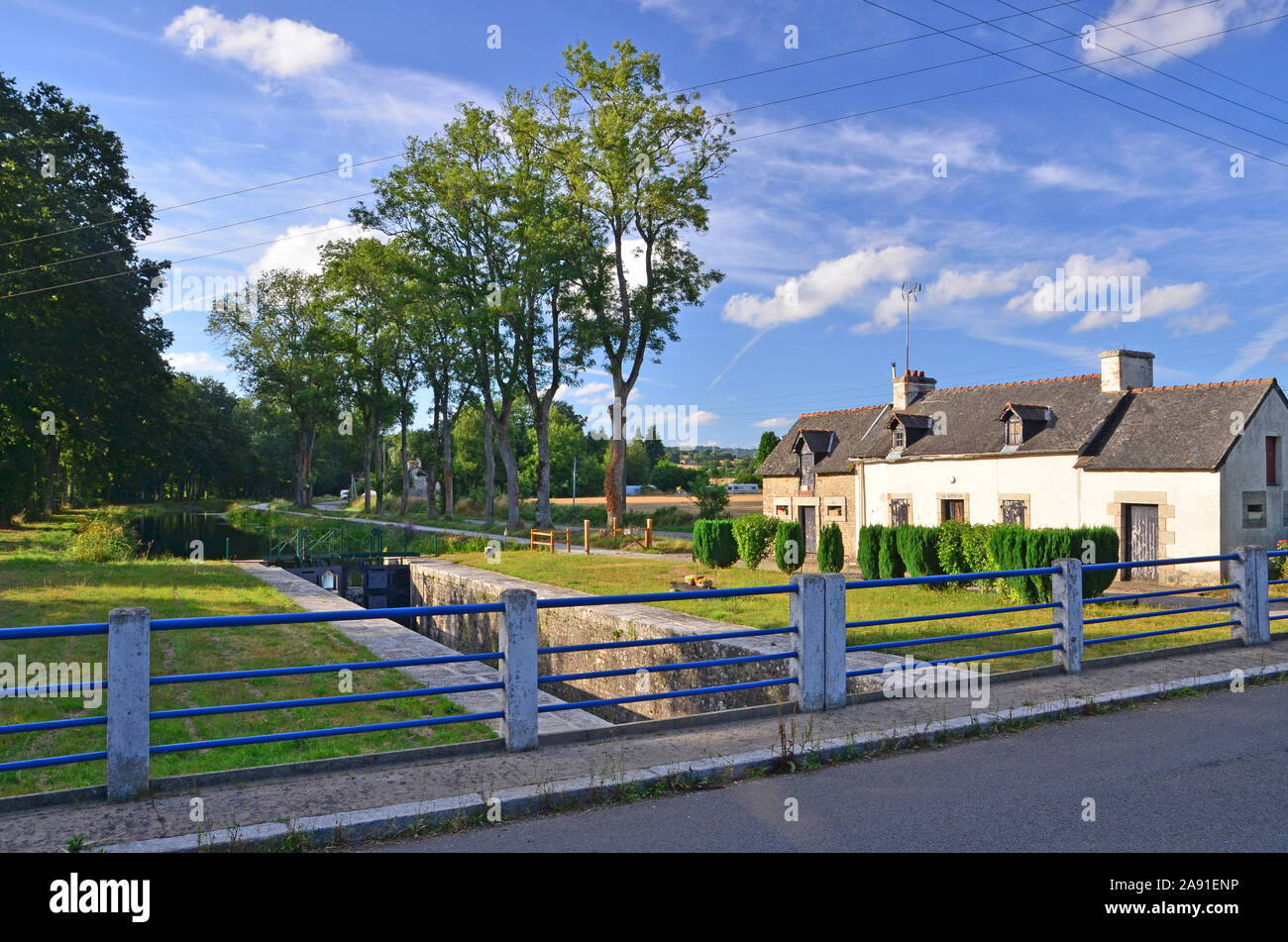 Serratura e cottage, Nantes Brest Canal, Bretagna Francia Foto Stock