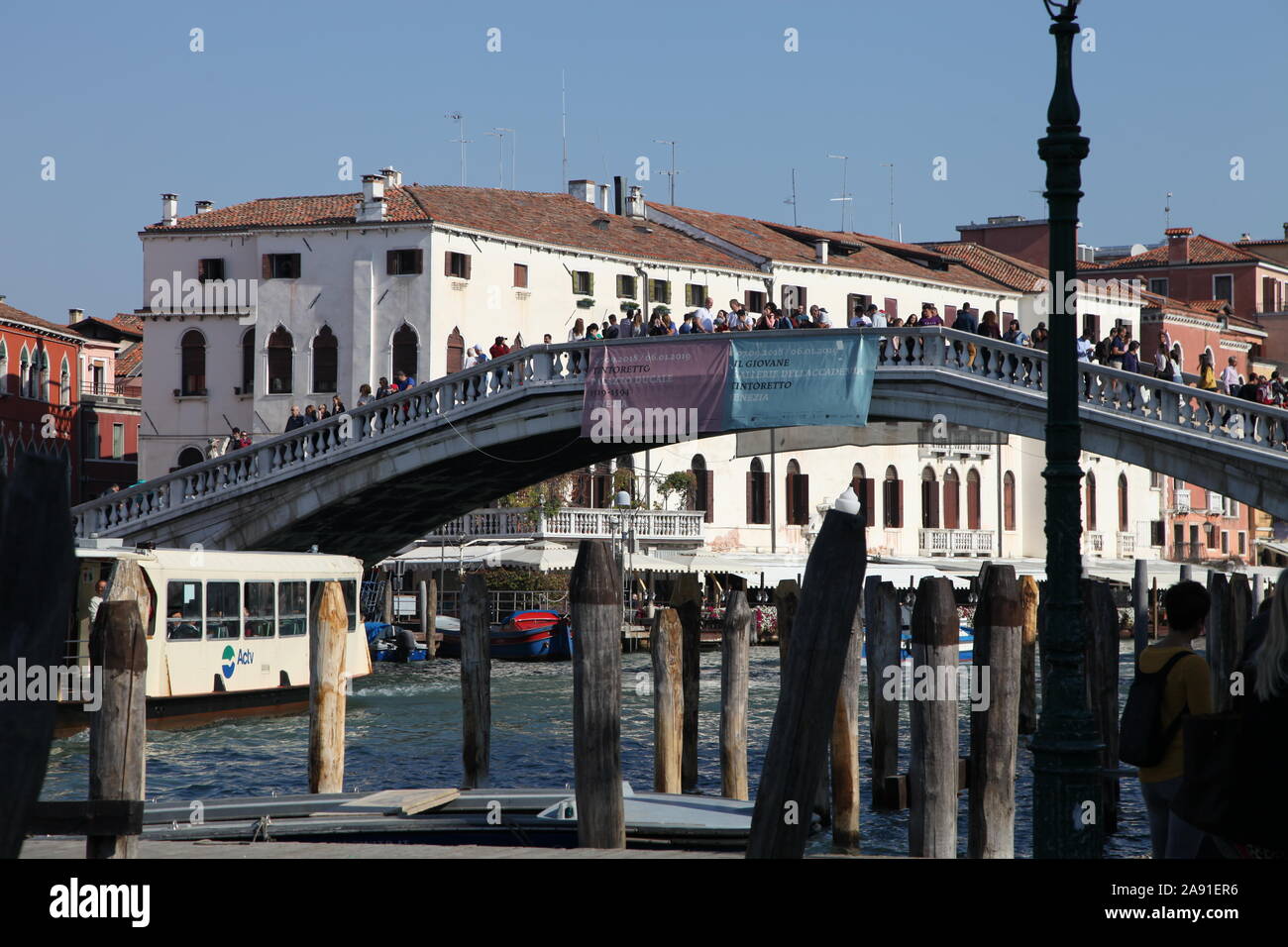 Venezia ponte sul canale Foto Stock