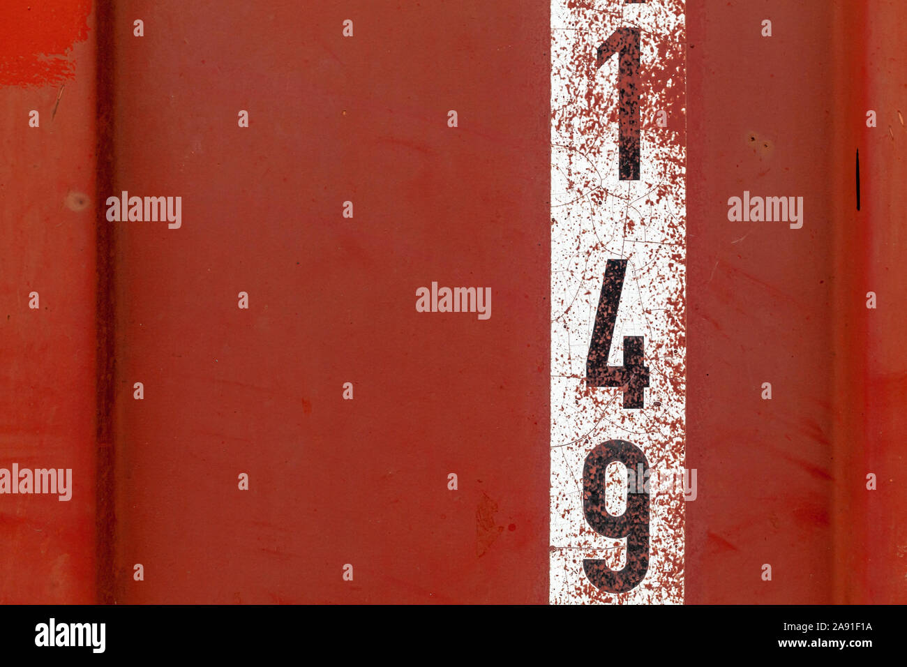 Rosso contenitore di spedizione parete in metallo con numero bianco frammento, trasporto industriale astratto foto di sfondo Foto Stock