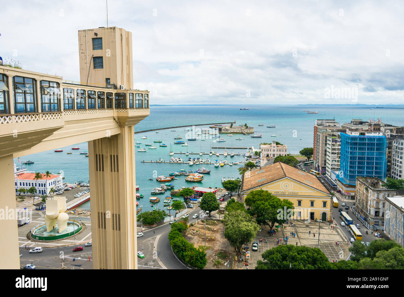 Salvador, Brasile - Circa nel settembre 2019: una vista di Lacerda ascensore e la baia di tutti i santi (Baia de Todos os Santos) in Salvador, Bahia Foto Stock