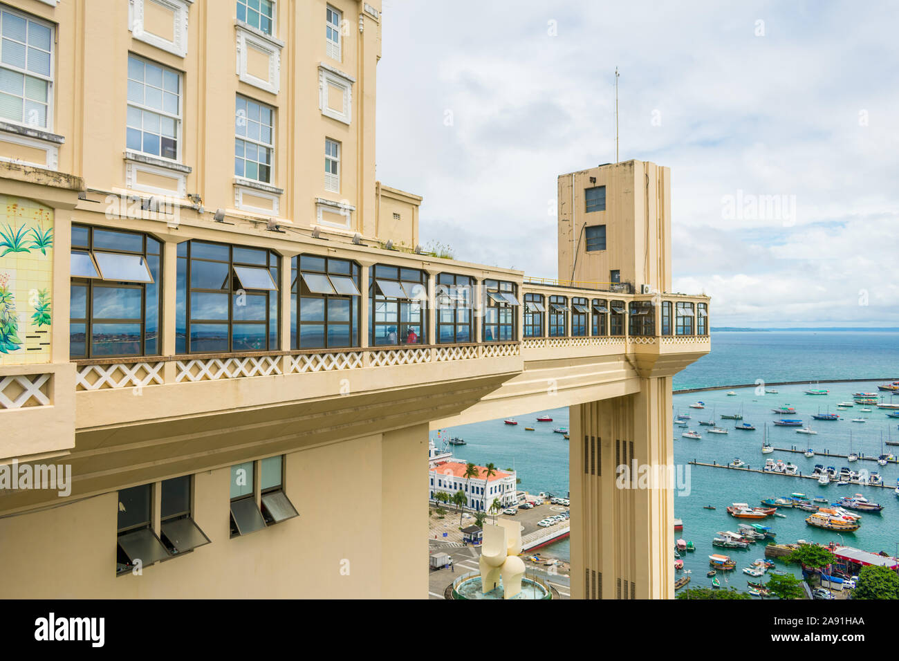 Salvador, Brasile - Circa nel settembre 2019: una vista di Lacerda ascensore e la baia di tutti i santi (Baia de Todos os Santos) in Salvador, Bahia Foto Stock