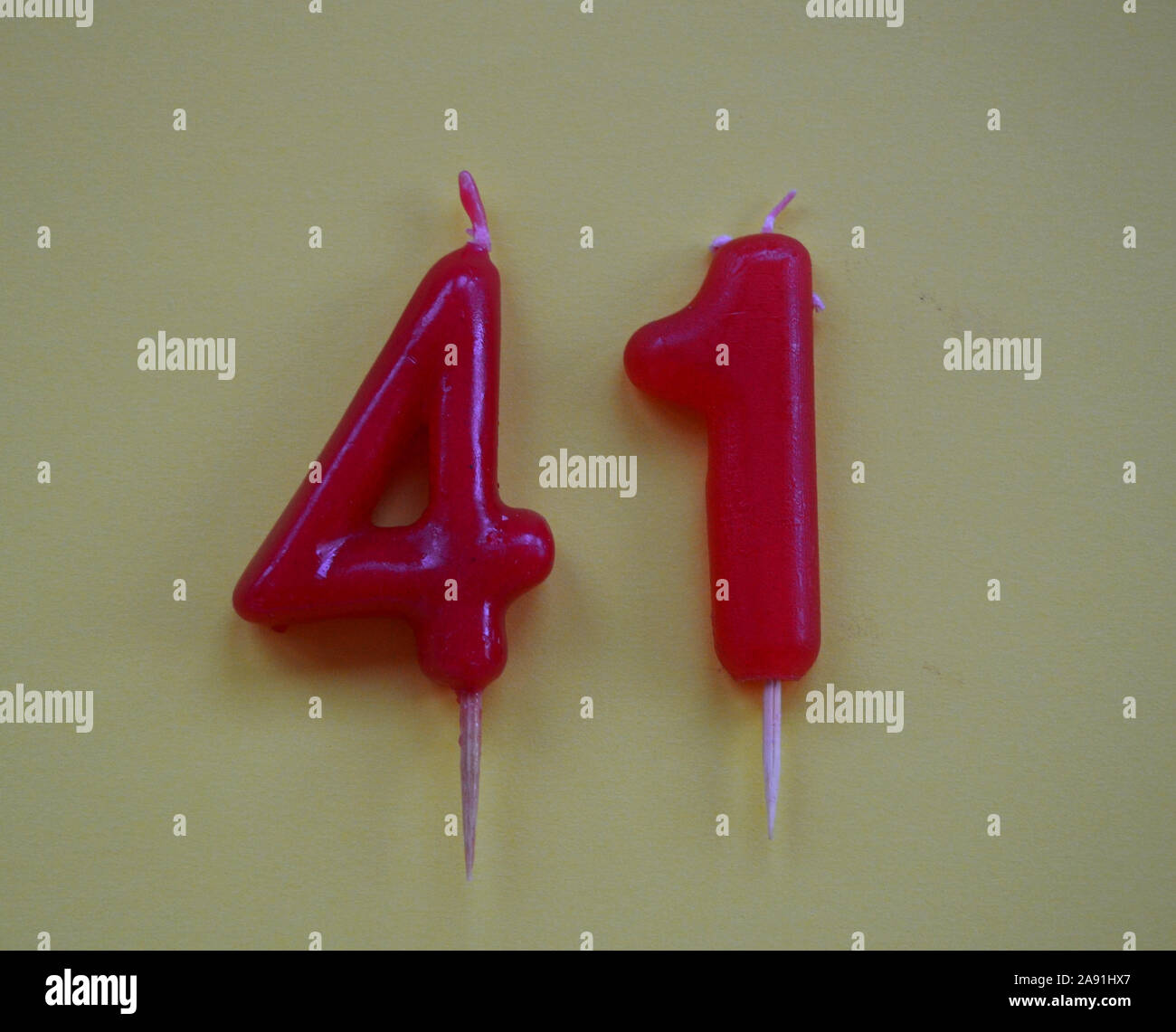 Candele rosse per celebrare gli anniversari, in questo caso 41. Foto Stock