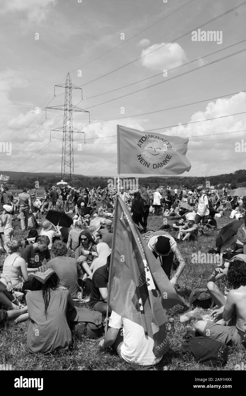Oltre 20'000 persone riunite anti nucleare dimostrazione in Switzerlands 'valle atomica". Foto Stock
