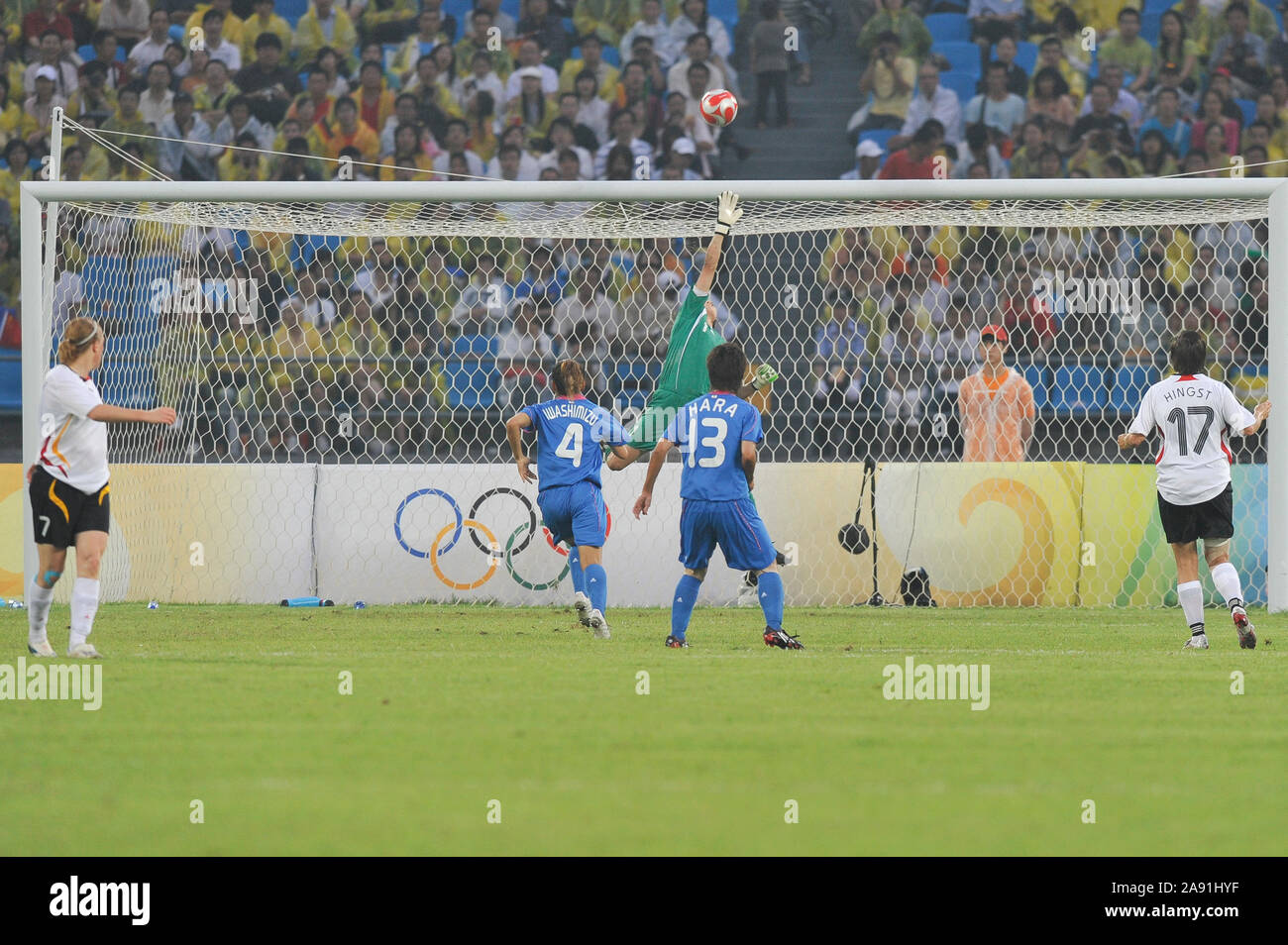 Pechino, Cina. Calcio alle Olimpiadi, Tedesco Portiere, Nadine Angerer, salti per proteggere la sua rete, Donna medaglia di bronzo gioco, GER vs JPN presso il Beijing lavoratori Stadium. Giovedi, 21.08.2008 [Obbligatorio Credito: Pietro SPURRIER, Intersport immagini] Foto Stock