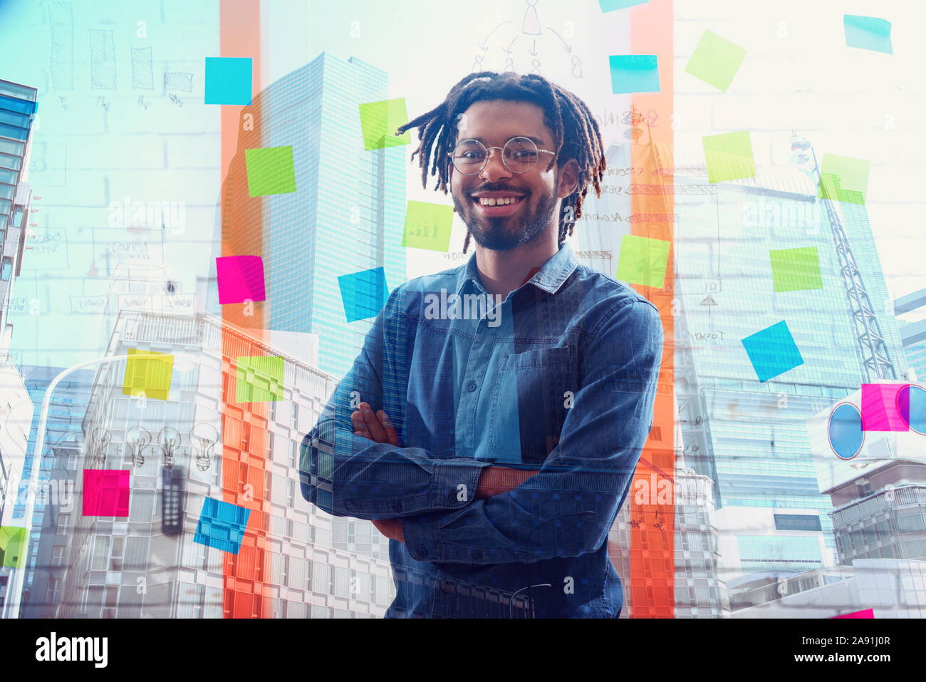 Imprenditore che sorride in ufficio. Concetto di positività e il successo Foto Stock