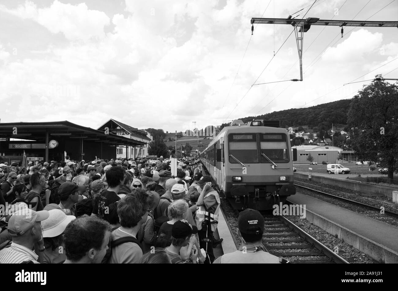 Migliaia di persone che entrano le FFS-treni in Döttingen dopo l'anti protesta nucleare di Beznau. La polizia Aargauer sta bloccando la linea ferroviaria da th Foto Stock