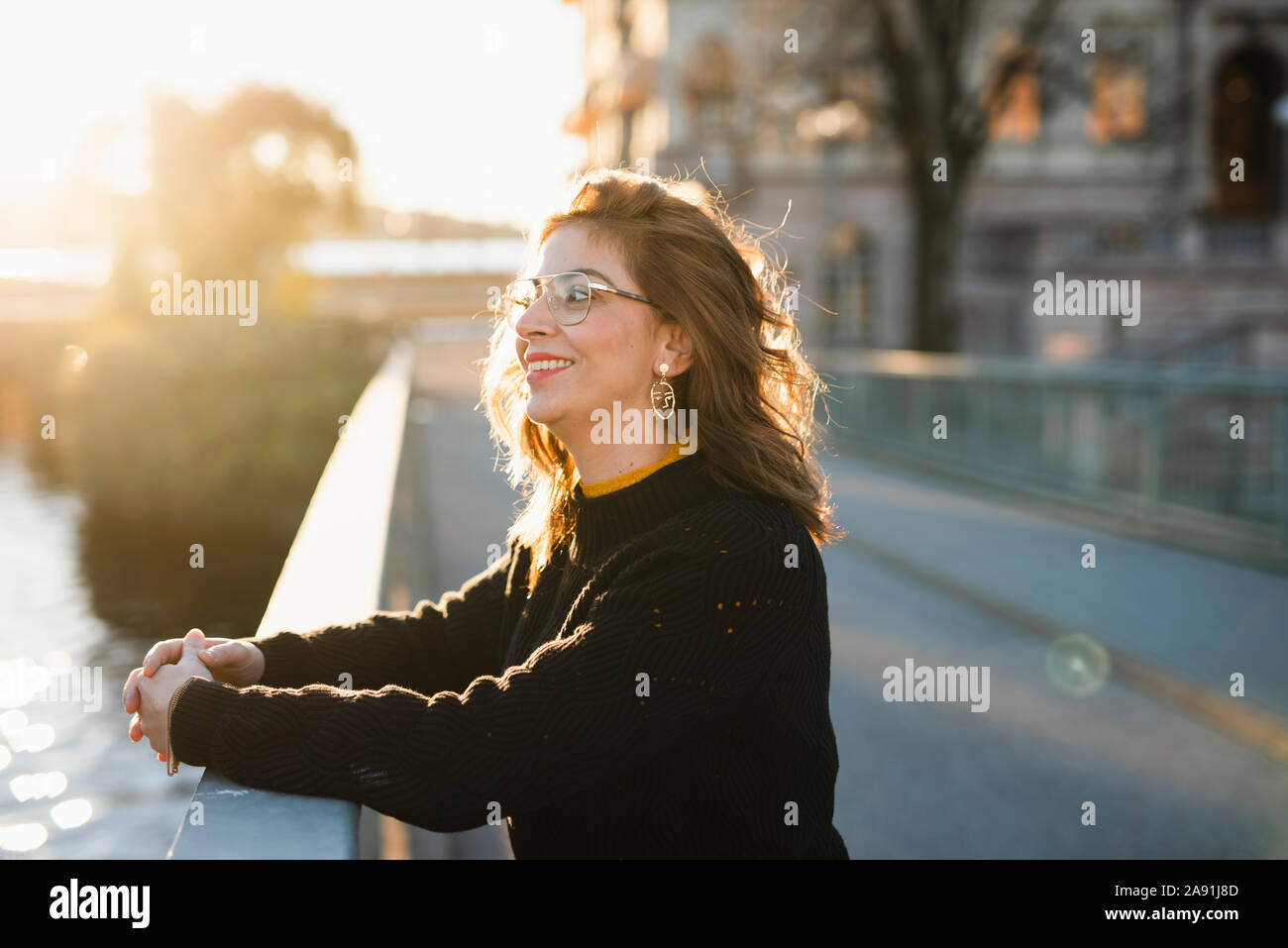 Donna che guarda lontano Foto Stock