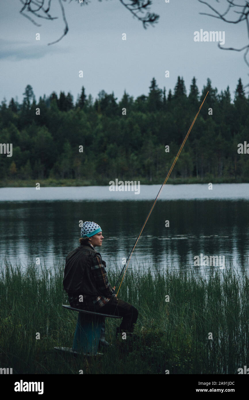 L'uomo la pesca sul lago Foto Stock