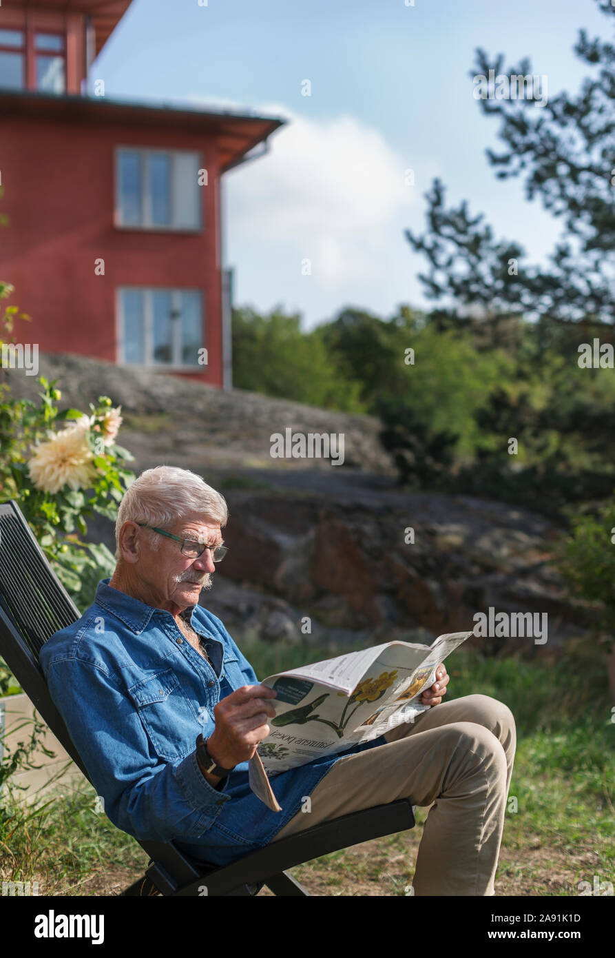 Senior uomo quotidiano di lettura Foto Stock