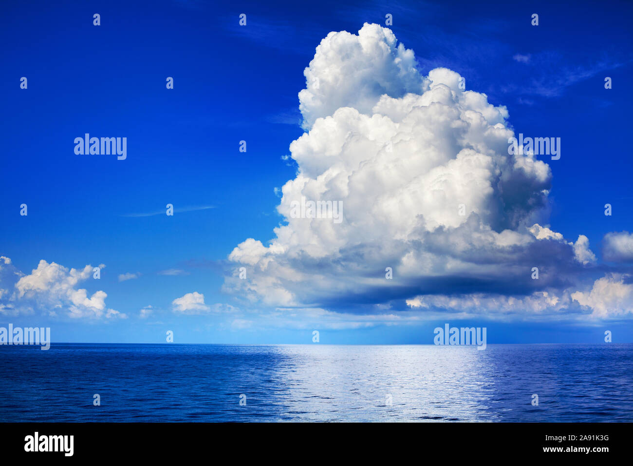 White cumulus nubi sul mare vicino fino cielo blu sullo sfondo di un paesaggio, grandi e soffici sopra cloud di acqua oceanica panorama, nuvoloso meteo seascape, cloudscape Foto Stock