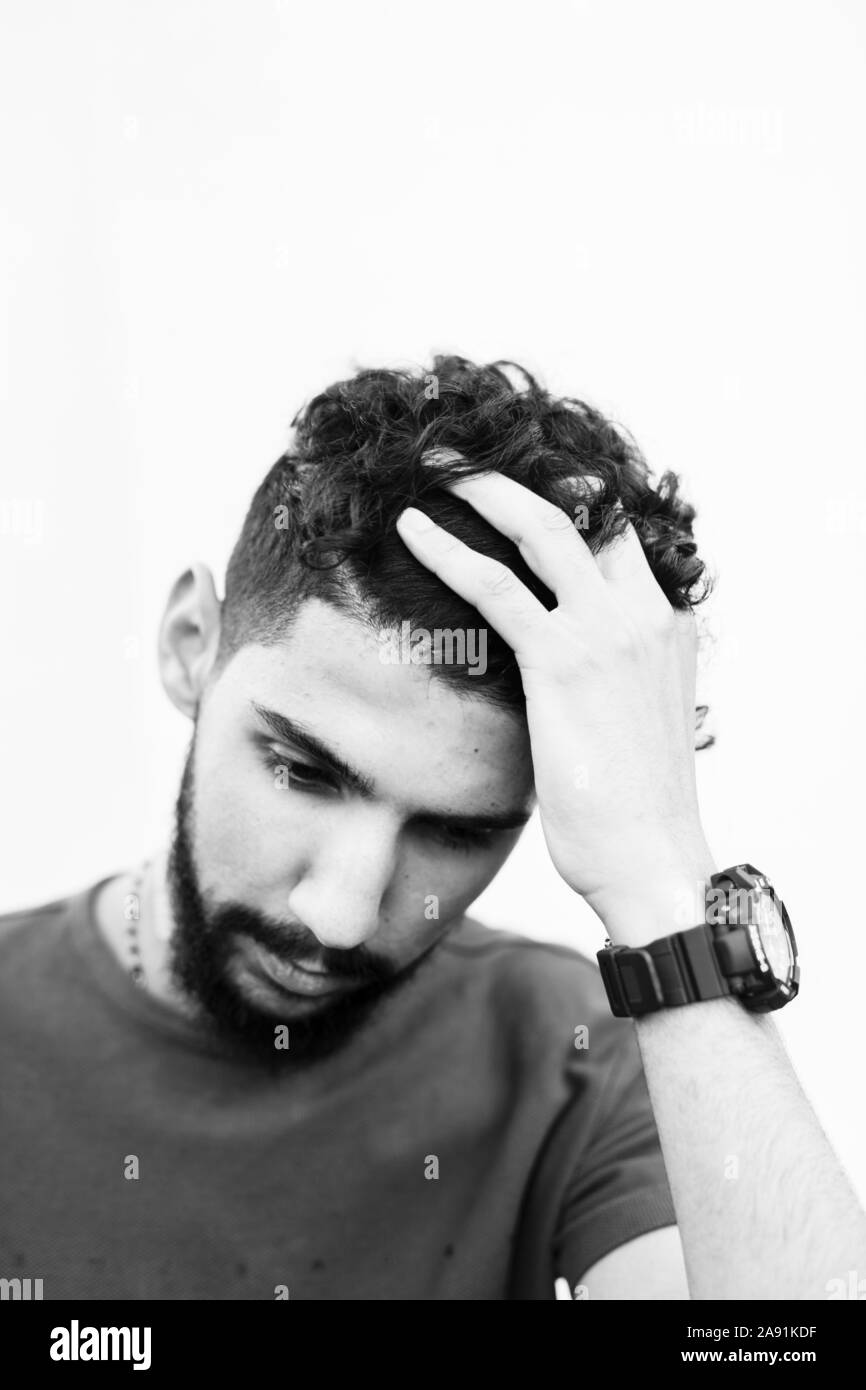 Uomo che guarda lontano Foto Stock