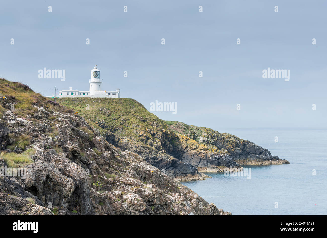 Strumble Head Lighthouse vicino a Fishguard, Pembrokeshire, Galles Foto Stock