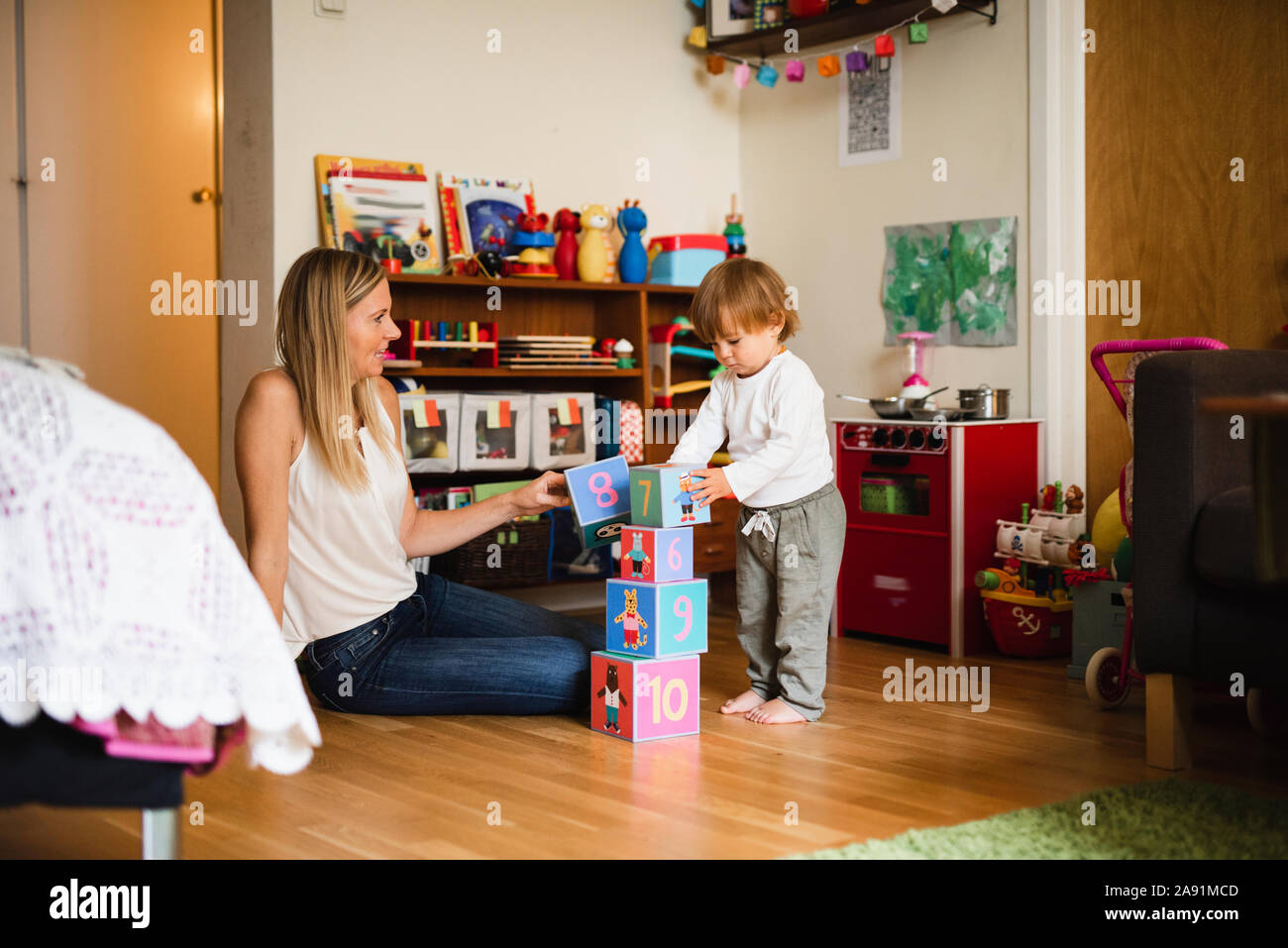 Madre giocando con il figlio Foto Stock
