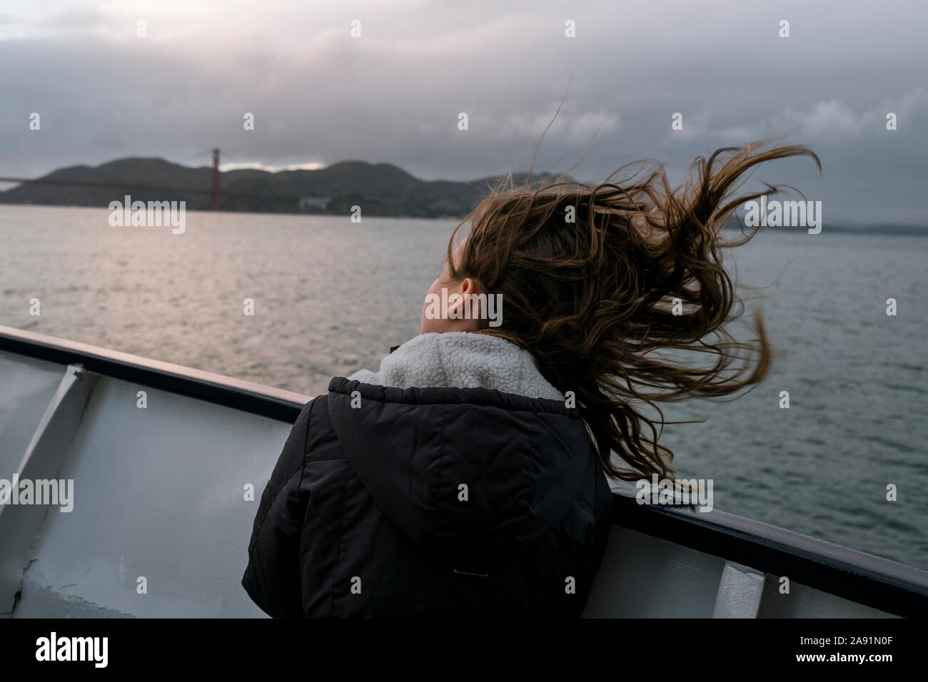 Ragazza con il vento tra i capelli Foto Stock