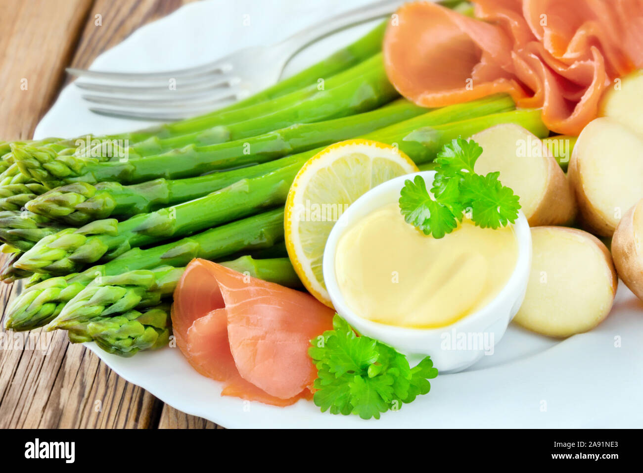 Asparagi con salmone e salsa hollandaise Foto Stock