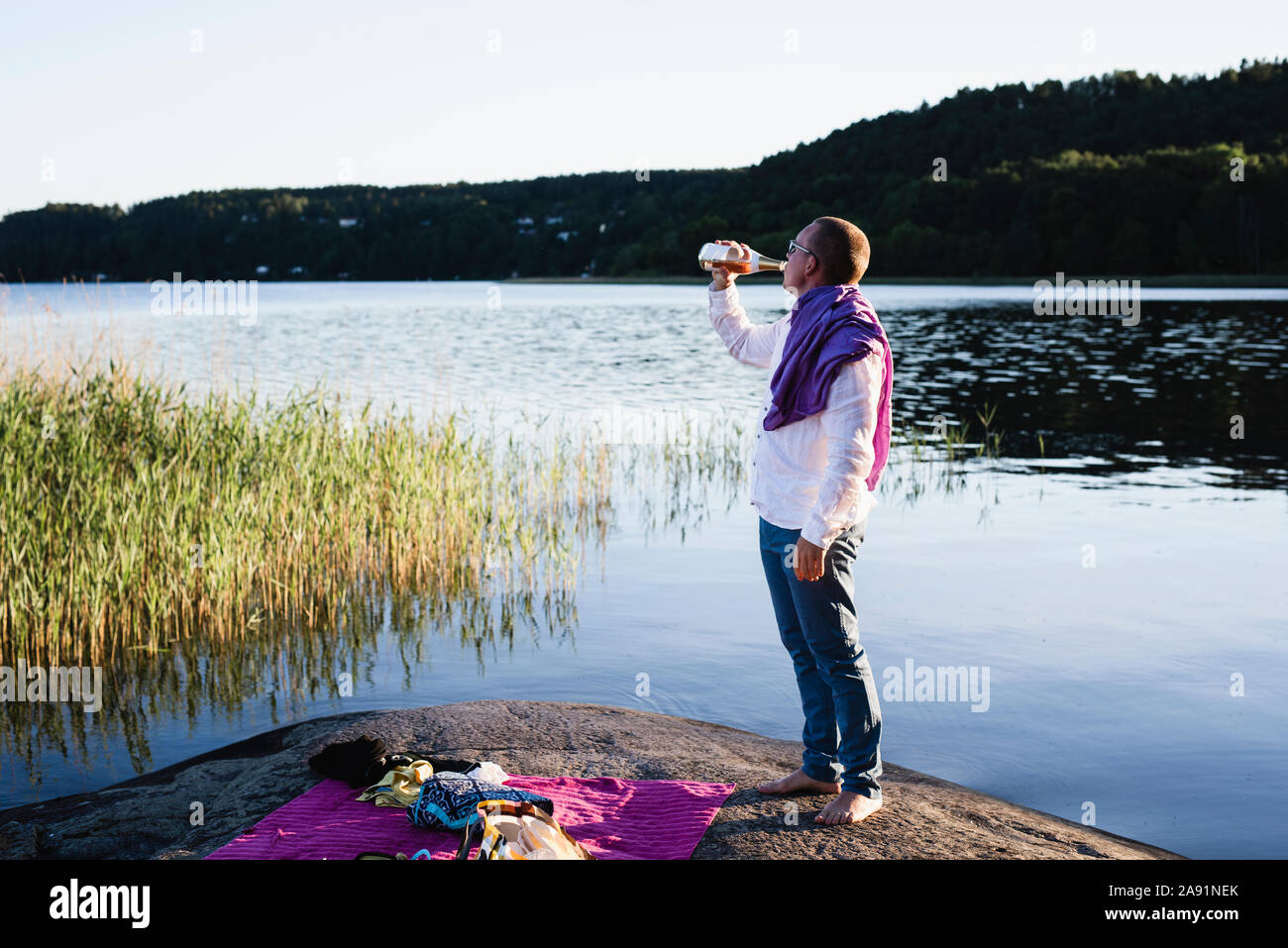 Uomo al lago Foto Stock