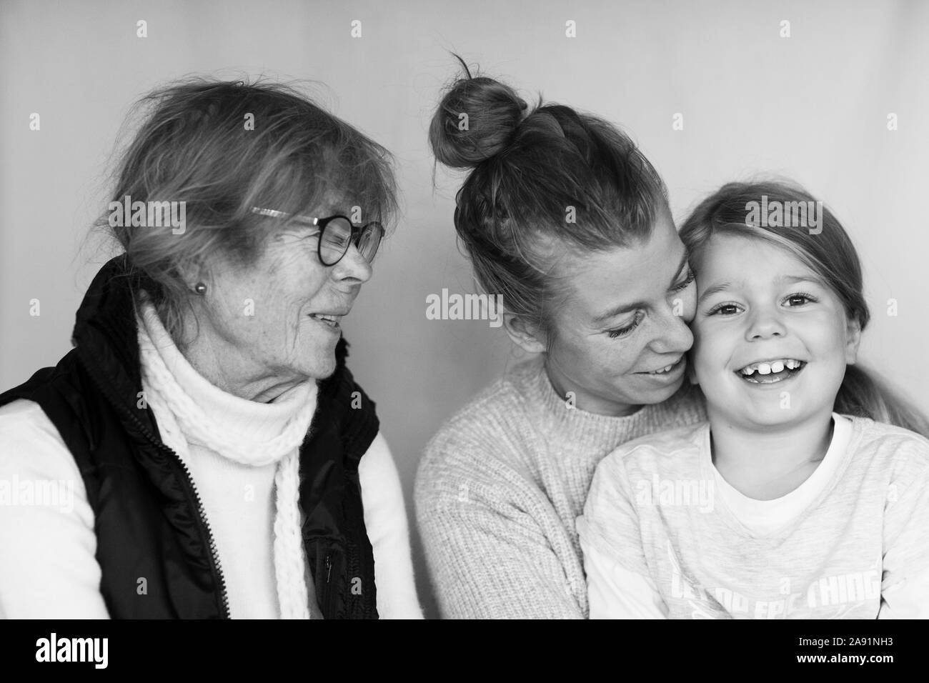 Ragazza Allegra Dei 7 Bambini Che Fa Scherzi Divertenti Con La Nonna.  Fotografia Stock - Immagine di nipote, maturo: 209134142