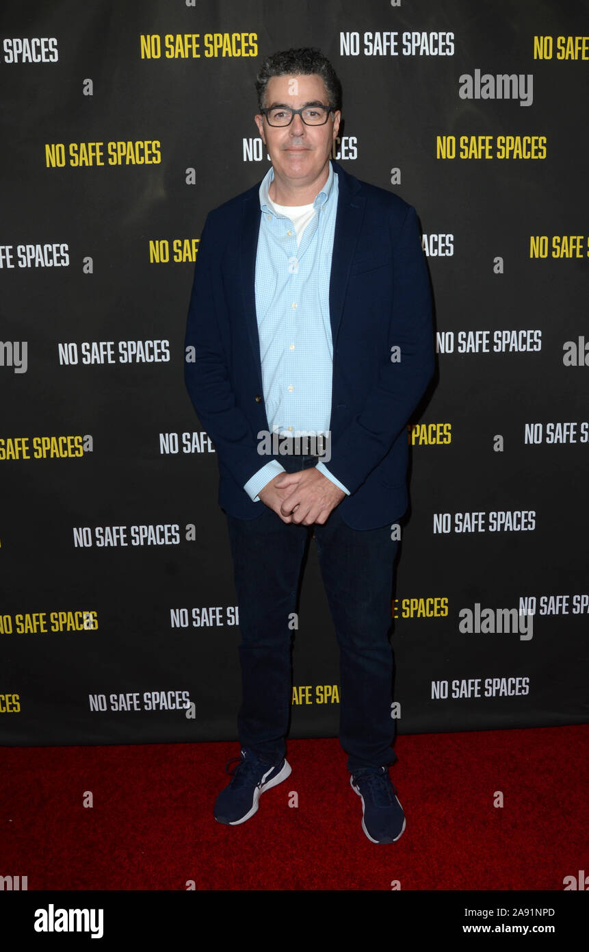 Hollywood, CA. Xi Nov, 2019. Adam Carolla presso l'assenza di spazi sicuri Premiere al cinese TCL 6 in Hollywood, la California il 11 novembre 2019. Credito: David Edwards/media/punzone Alamy Live News Foto Stock