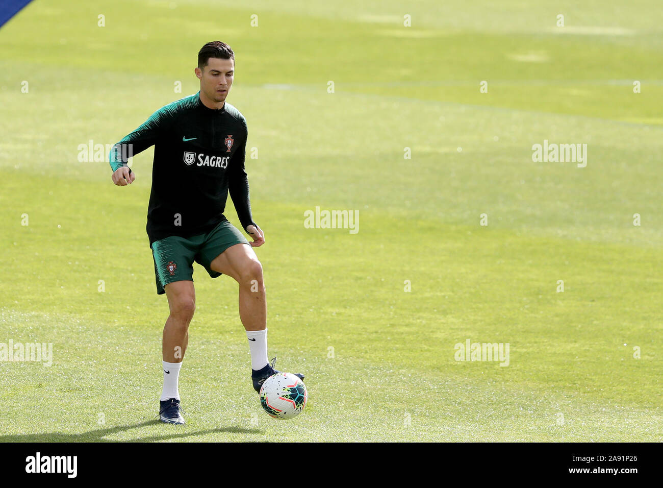 Oeiras, Portogallo. Xii Nov, 2019. Il Portogallo in avanti Cristiano Ronaldo in azione durante una sessione di formazione a Cidade do Futebol calcio (Città) training camp a Oeiras, in Portogallo, il 12 novembre 2019, precedendo la UEFA EURO 2020 qualifier match contro la Lituania. Credito: Pedro Fiuza/ZUMA filo/Alamy Live News Foto Stock