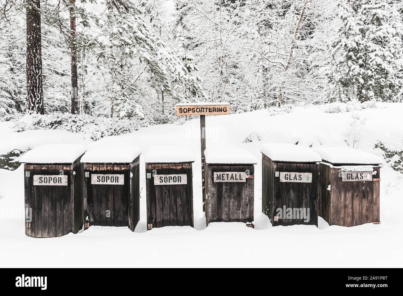 In legno contenitori di riciclaggio in inverno Foto Stock