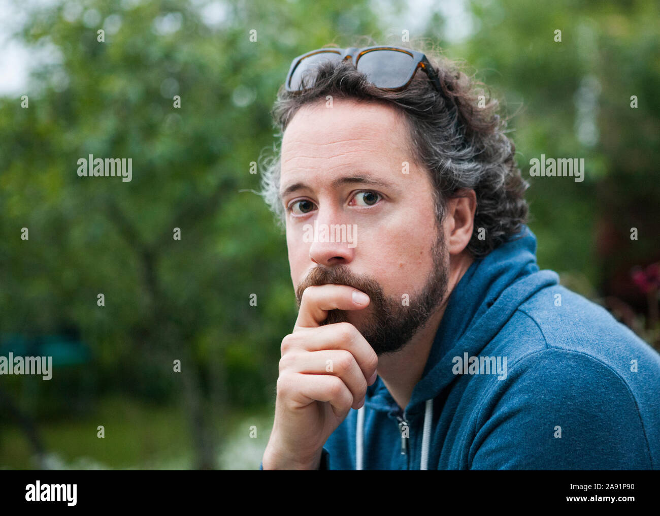 Considerato un uomo guarda la fotocamera Foto Stock