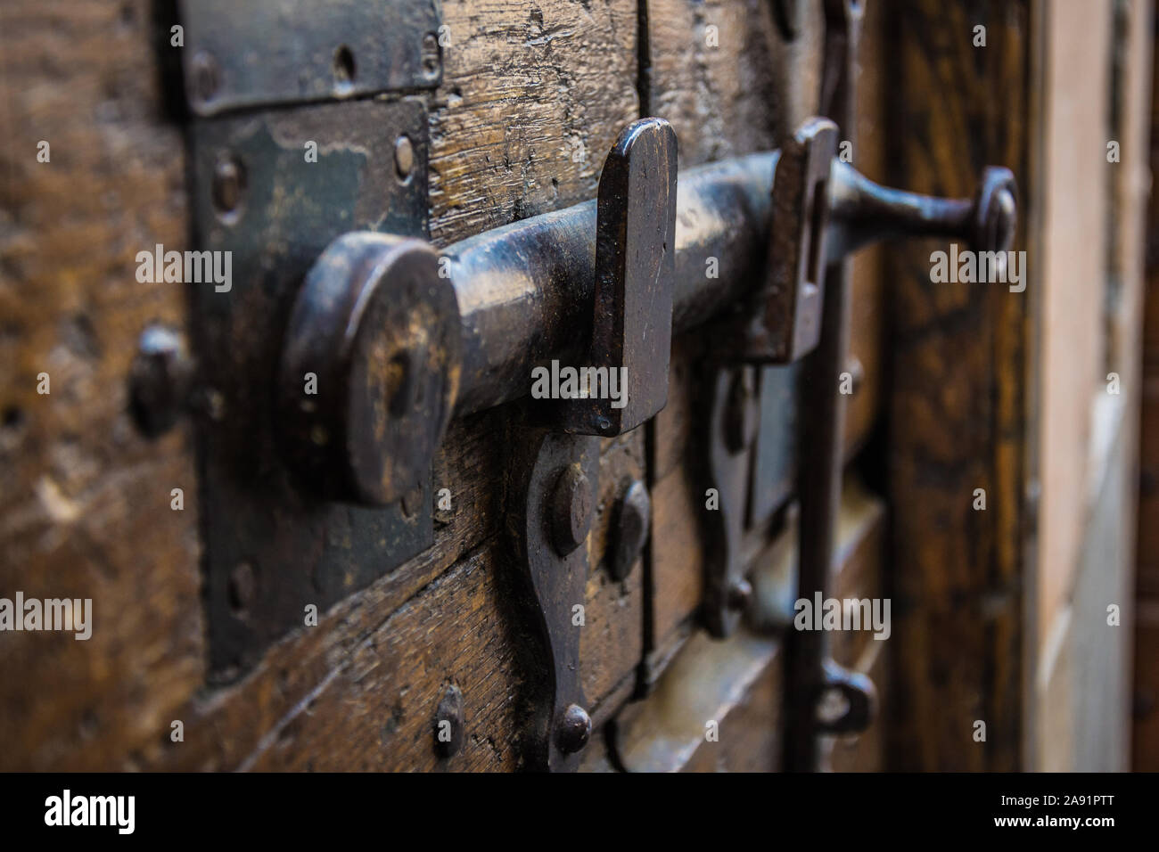 Porta pesante in legno con antica chiave in ferro. Metallo arrugginito. Foto Stock