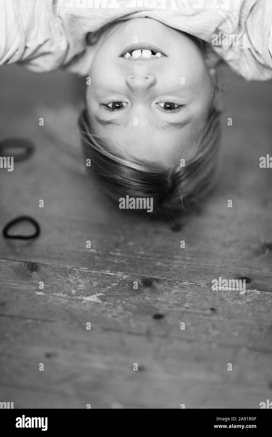 Ritratto di ragazza facendo headstand Foto Stock