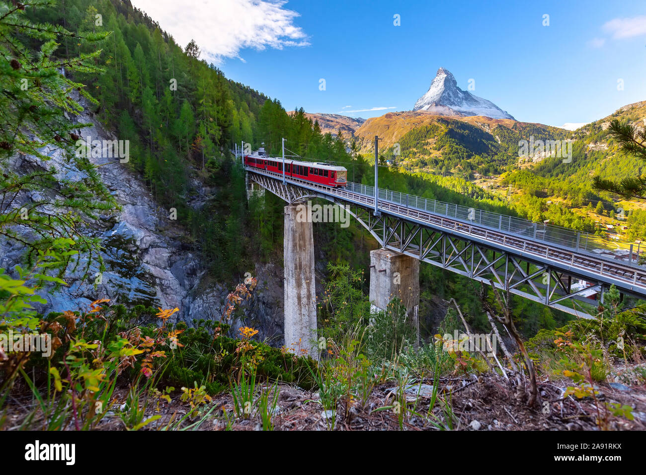 Zermatt, Svizzera. Gornergrat red treno turistico sul ponte e Cervino peal panorama nelle Alpi Svizzere Foto Stock
