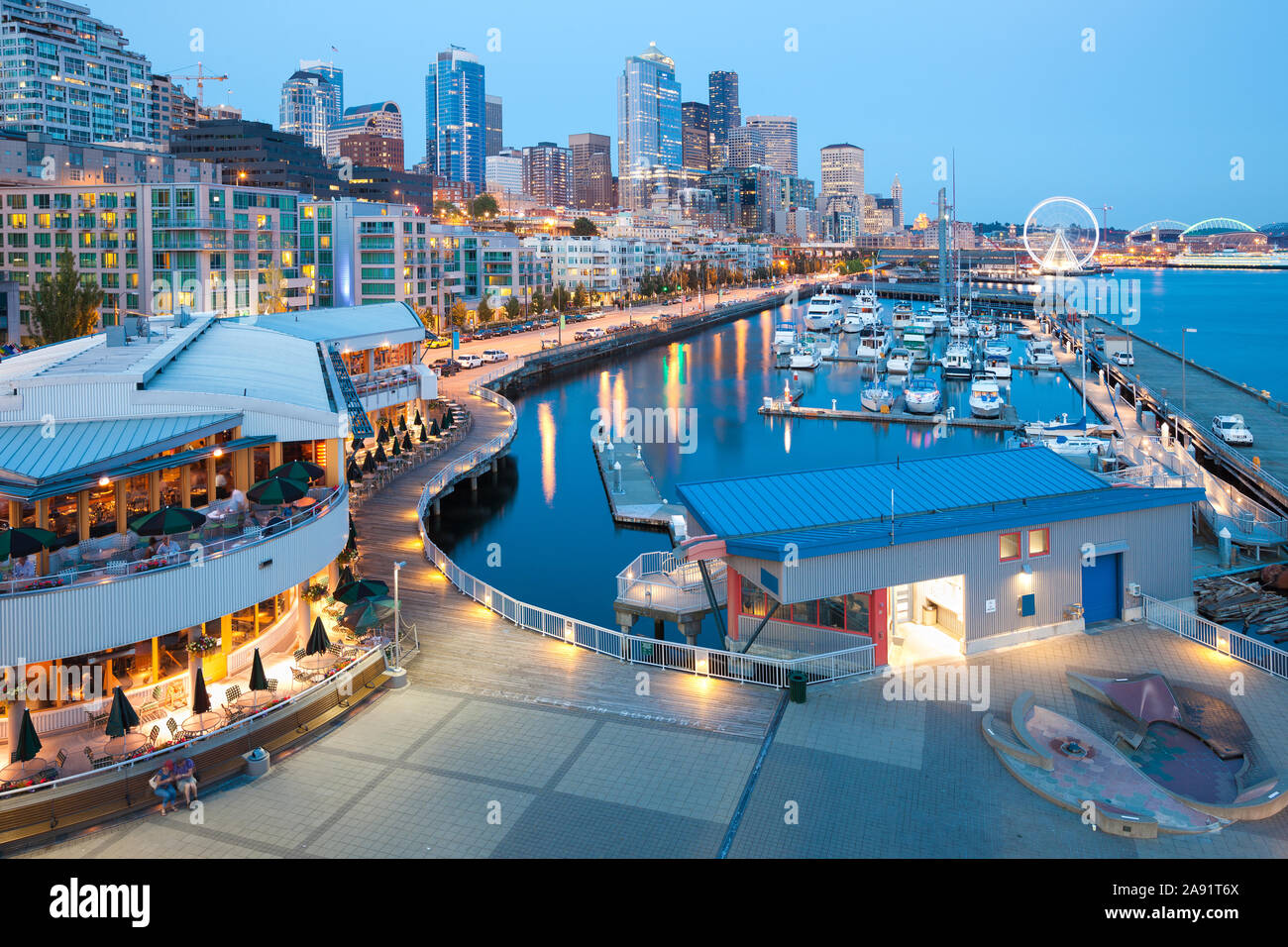 Panoramica sul lungomare al centro di Seattle, Washington, Stati Uniti Foto Stock