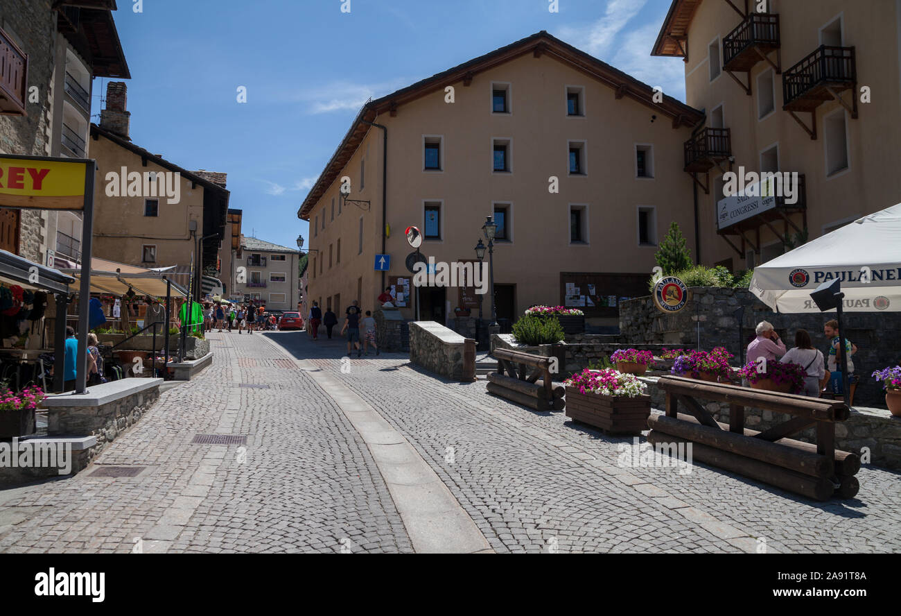 L'Italia, COGNE - 8 luglio: Cogne si trova lungo un ruscello e in quattro valli, il comune più grande della Valle d'Aosta. Centro storico di Cogne con turiste Foto Stock